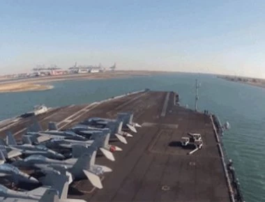 Το αεροπλανοφόρο USS Theodore Roosevelt διασχίζει τη διώρυγα του νέου Σουέζ (βίντεο)